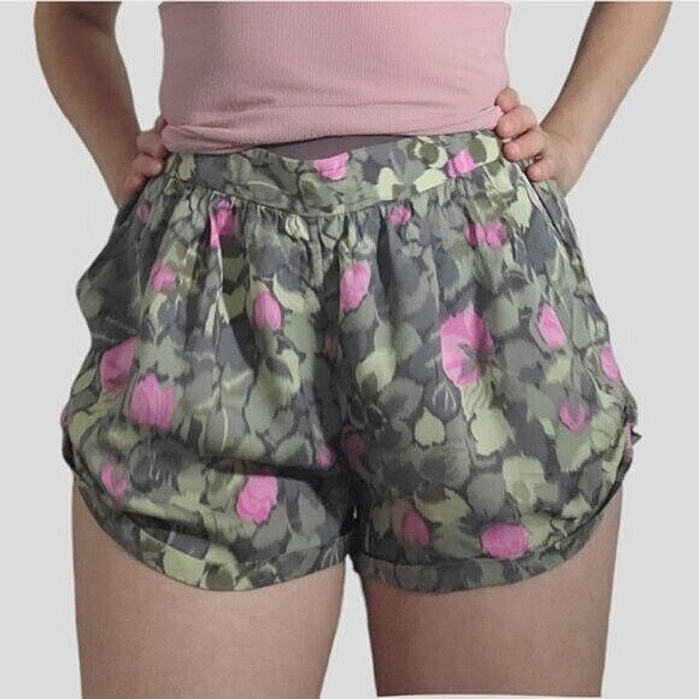 ARITZIA WILFRED High Waisted Babydoll Pleated Retro Shorts - Picture 2 of 16